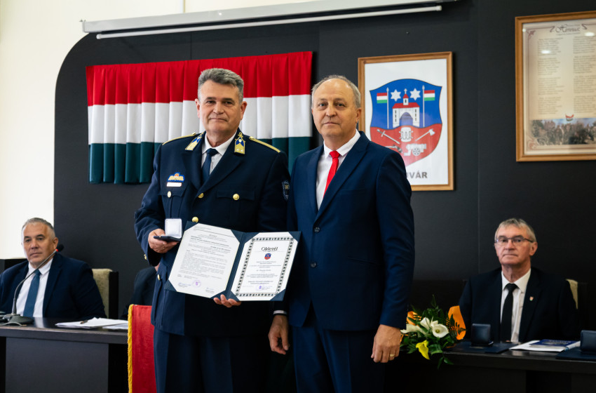 Dr. Timsina Istvánt „Kapuvár Városáért Emlékéremmel” tüntette ki a város önkormányzata 